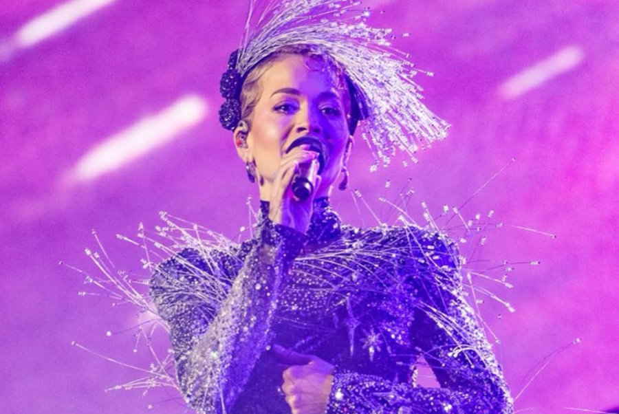 Rita Ora shk&euml;lqen n&euml; Abu Dhabi me mesazhin : "Rise up"