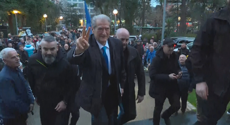 Tubimi i opozit&euml;s, protestuesit grumbullohen n&euml; selin&euml; blu,