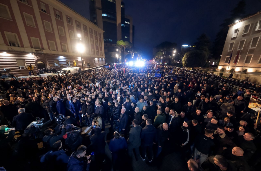 Nis protesta e opozit&euml;s para Kryeministris&euml;, Gjekmarkaj: Pushteti
