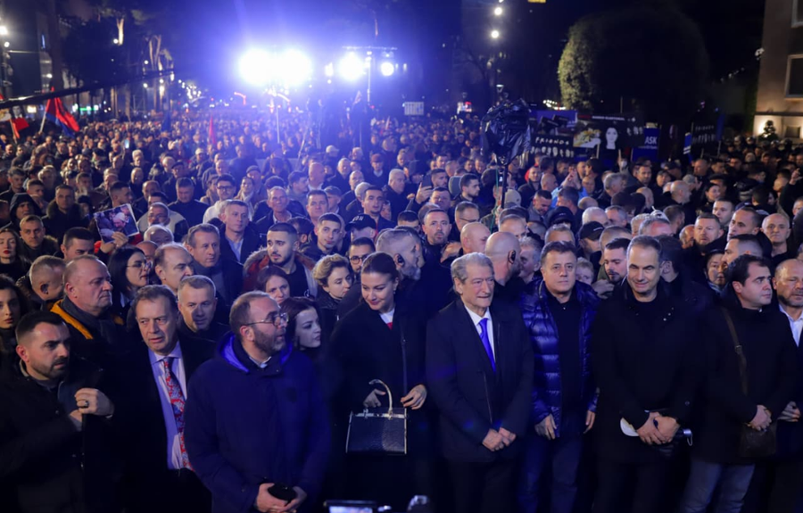 Nis protesta e opozit&euml;s para Kryeministris&euml;, Gjekmarkaj: Pushteti