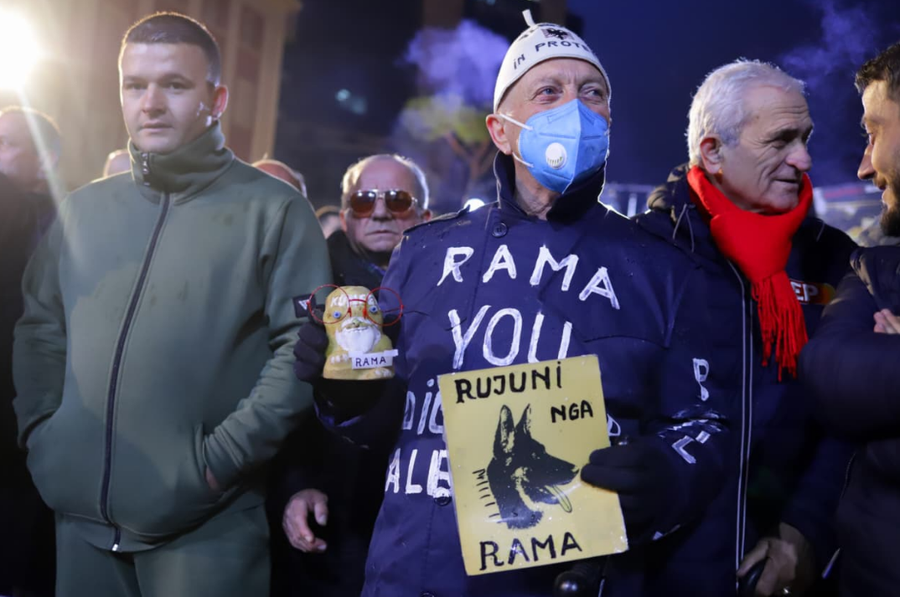 Nis protesta e opozit&euml;s para Kryeministris&euml;, Gjekmarkaj: Pushteti