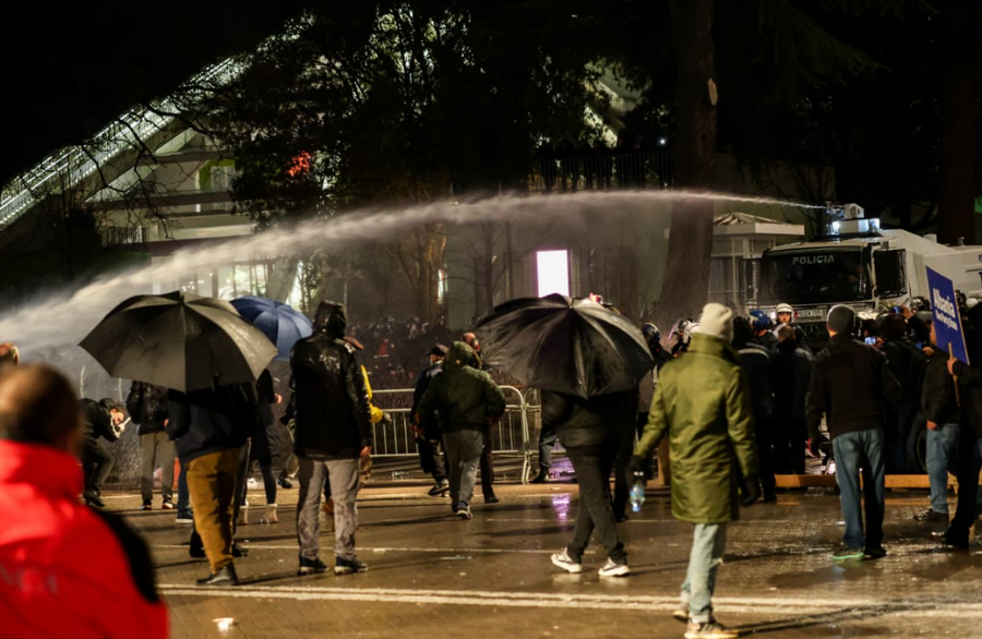 Policia tenton t&euml; shp&euml;rndaj&euml; turm&euml;n me uj&euml;,