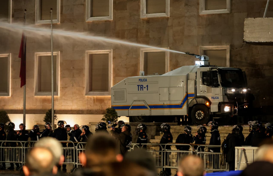 Policia tenton t&euml; shp&euml;rndaj&euml; turm&euml;n me uj&euml;,