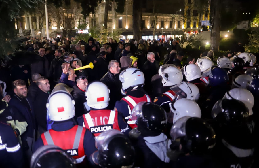 7 efektiv&euml; policie t&euml; l&euml;nduar gjat&euml; protest&euml;s s&euml;