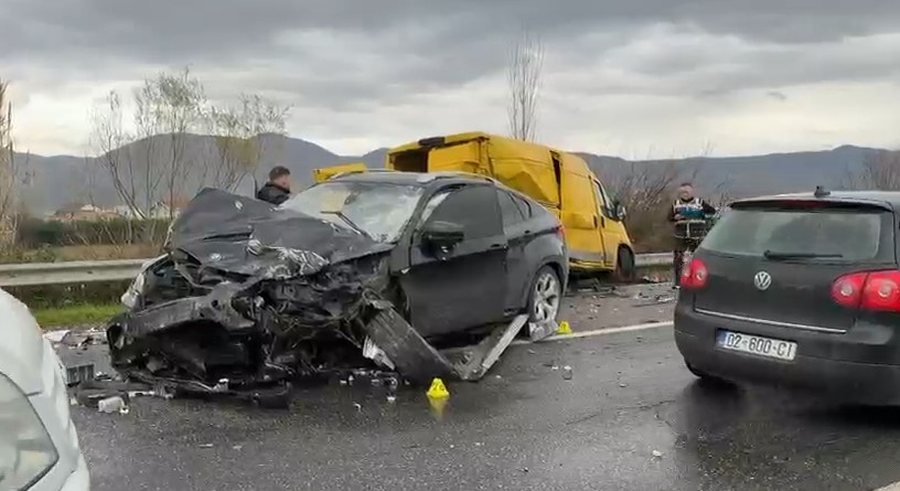 Aksident i r&euml;nd&euml; n&euml; Ishull Lezh&euml;, tre t&euml; plagosur