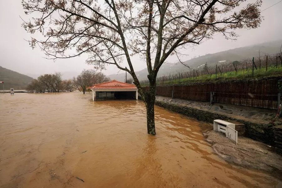 Rritet numri i viktimave nga moti i keq n&euml; Portugali, jep dor&euml;heqjen