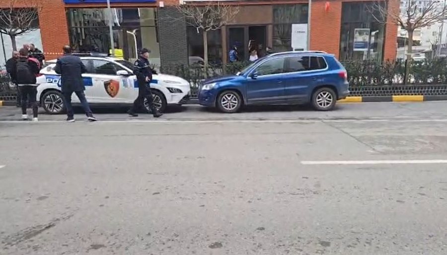 Hyri me dy kallashnikov&euml; n&euml; bank&euml; dhe q&euml;lloi n&euml;