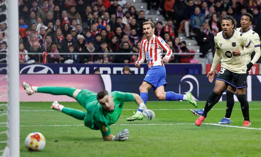 4 gola t&euml; p&euml;suar n&euml; pjes&euml;n e par&euml;, Barcelon&euml;s i ka