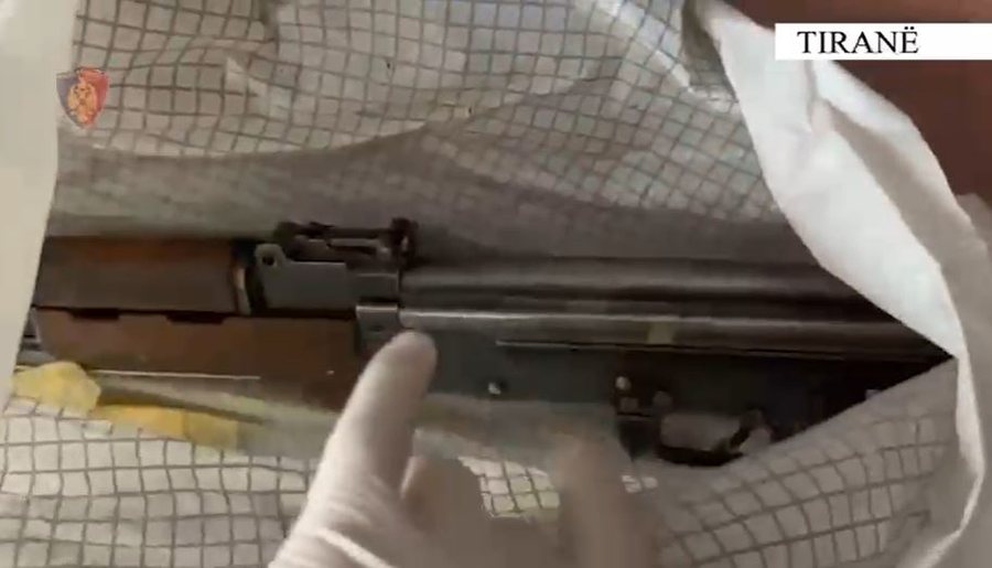 Mbante n&euml; banes&euml; nj&euml; kallashnikov pa leje, pranga