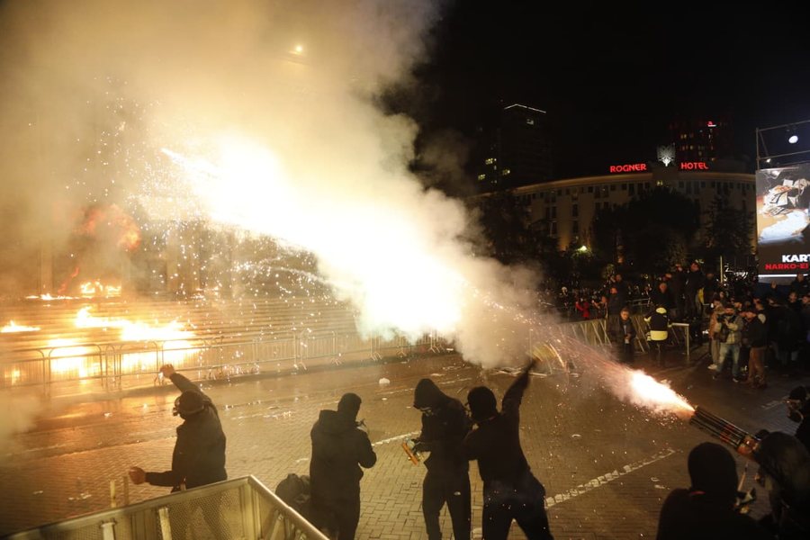 Gjykata liron 7 t&euml; mitur t&euml; arrestuar n&euml; protest&euml;n e