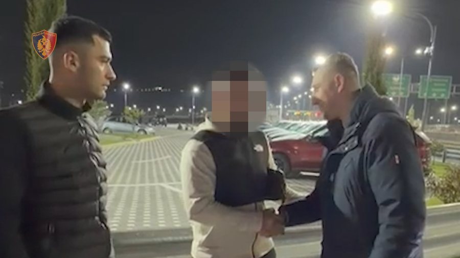 Policët gjejnë dhe kthejnë çantën me 1000 euro, Proda