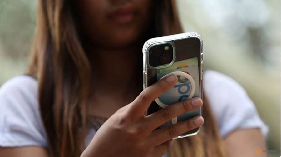 Britania drejt ndalimit t&euml; mediave sociale p&euml;r personat n&euml; 16