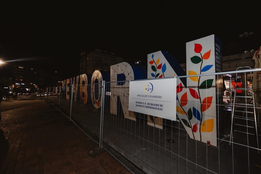 “Newborn” rrethohet me hekura, simbolikë kundër gjyqit