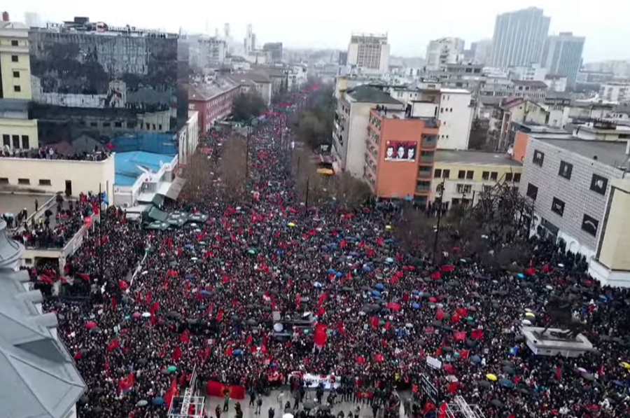 &ldquo;Drejt&euml;si, jo politik&euml;&rdquo;, manifestim masiv n&euml;