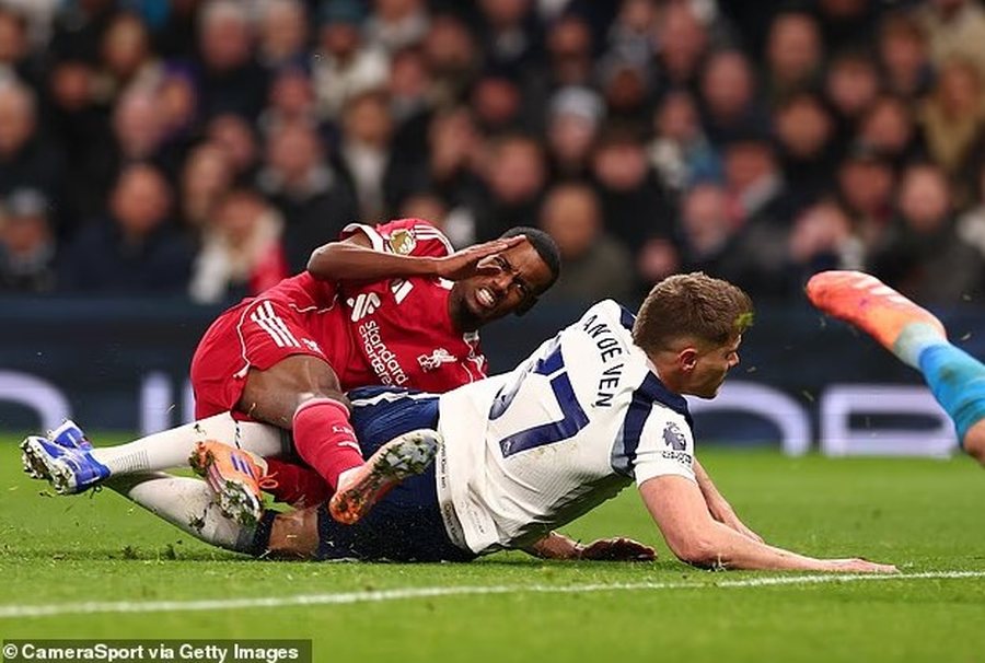 Zbuloni 10 futbollistët më të paguar në Premier League