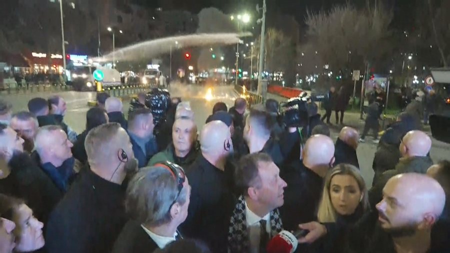 Policia hedh ujë drejt Sali Berishës, kreu i PD: Po i kalojnë