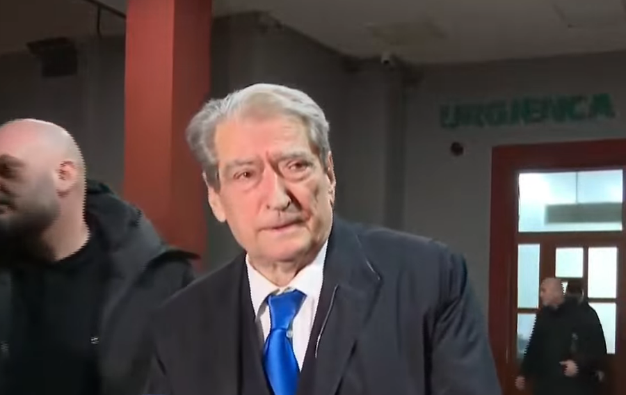 Berisha viziton t&euml; l&euml;nduarit n&euml; spital, akuza policis&euml;: