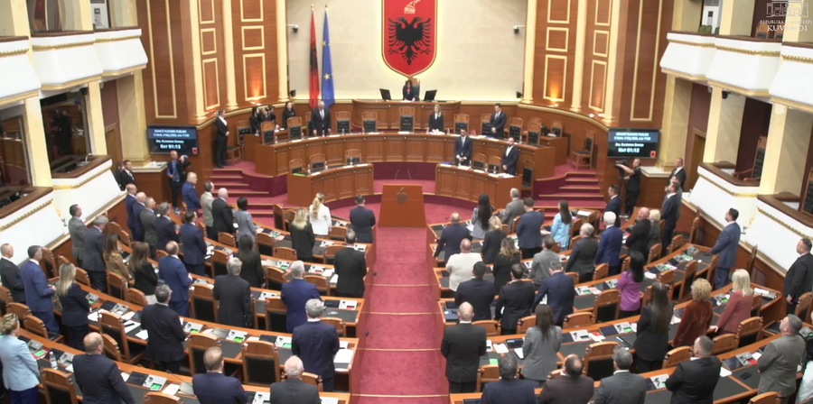 Politika, nj&euml; minut&euml; heshtje p&euml;r tragjedin&euml; e Durr&euml;sit