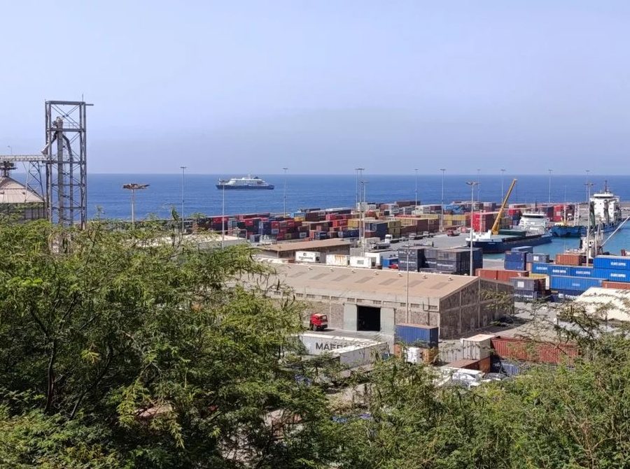Maska, filma dhe sh&euml;titje vet&euml;m n&euml; kuvert&euml;, jeta n&euml;