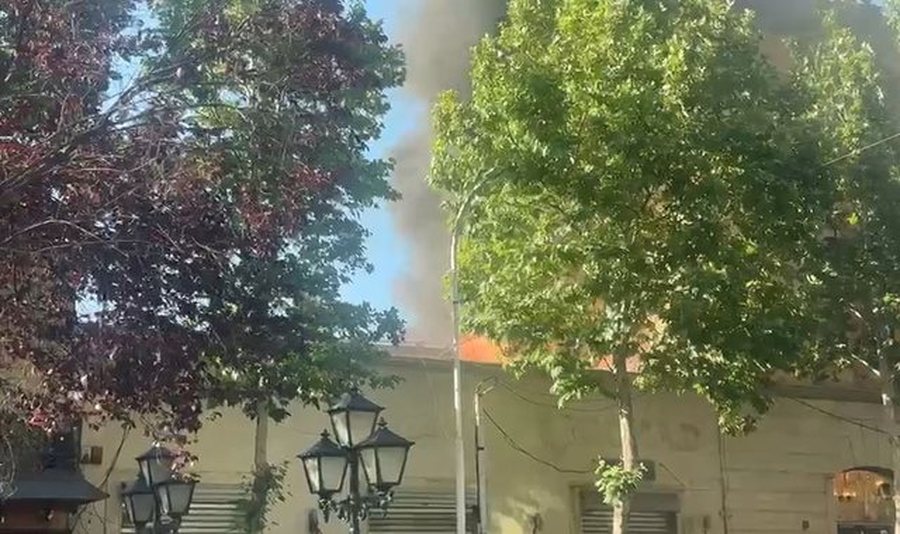 Zjarr n&euml; &ldquo;Rrug&euml;n e Kavaj&euml;s&rdquo; n&euml; Tiran&euml;, tymi