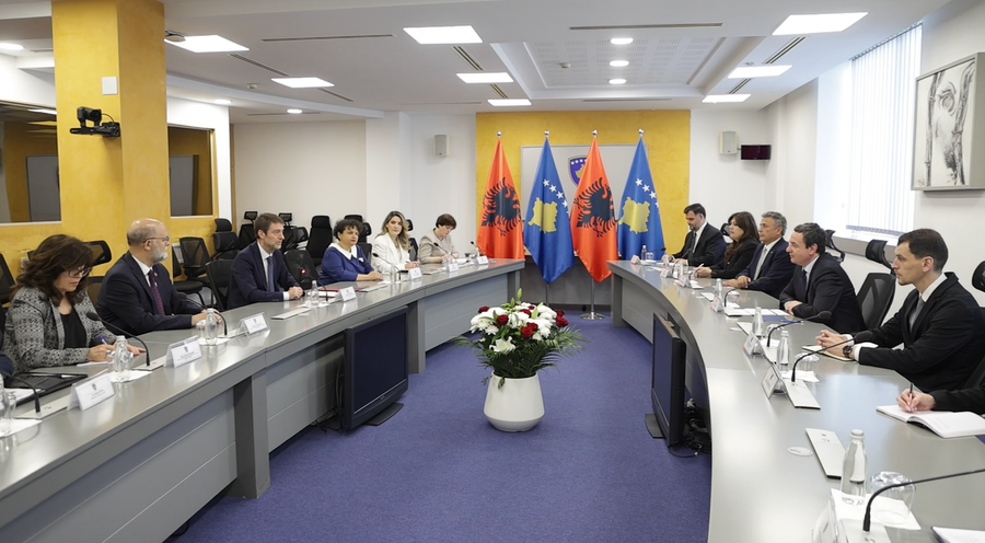 Ministri i Jashtëm Ferit Hoxha takon në Prishtinë kryeministrin