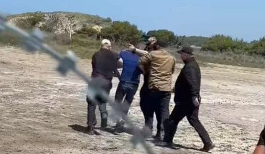 Dhunoi protestuesin n&euml; Zv&euml;rnec, lihet n&euml; burg Gerald Biba