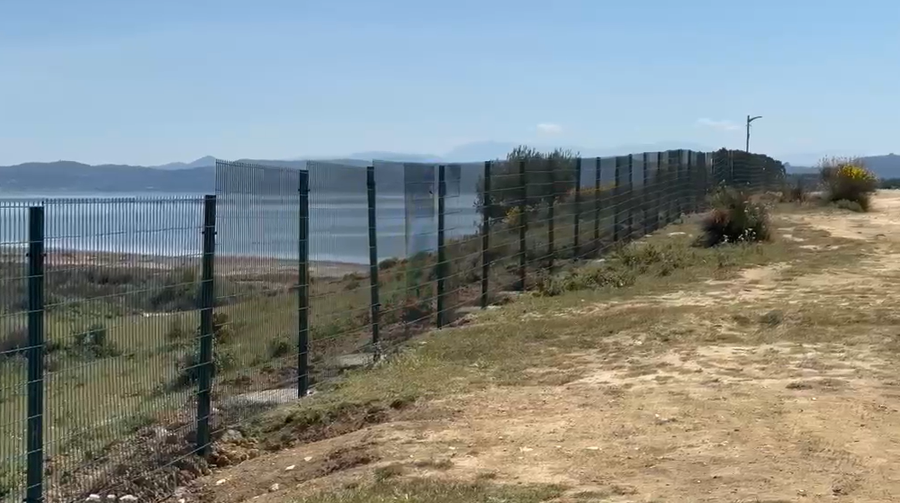 Hiqet teli me gjemba p&euml;rgjat&euml; rrethimit n&euml; Zv&euml;rnec