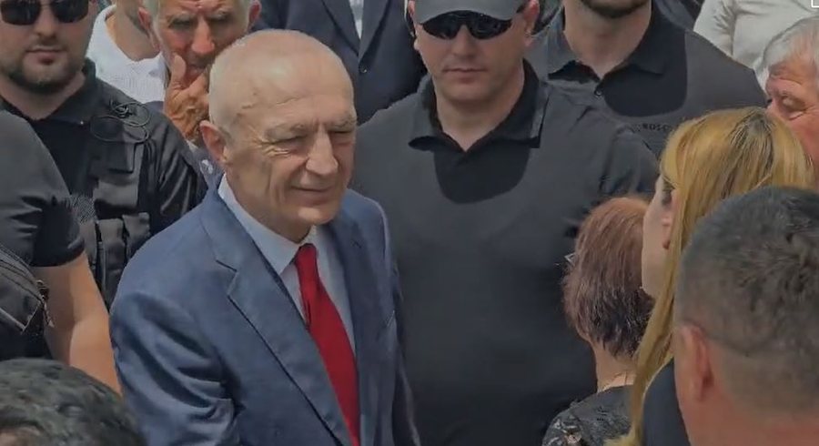 Ilir Meta i jep lamtumir&euml;n e fundit t&euml; atit, n&euml;n masa t&euml;