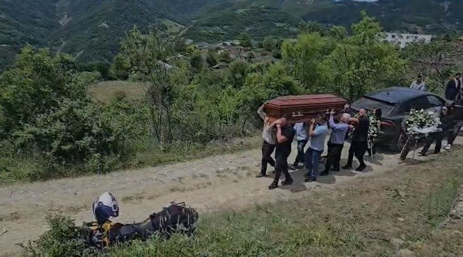 Ilir Meta i jep lamtumir&euml;n e fundit t&euml; atit, n&euml;n masa t&euml;