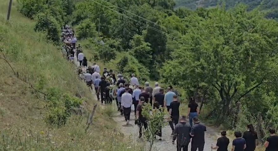 Ilir Meta i jep lamtumir&euml;n e fundit t&euml; atit, n&euml;n masa t&euml;