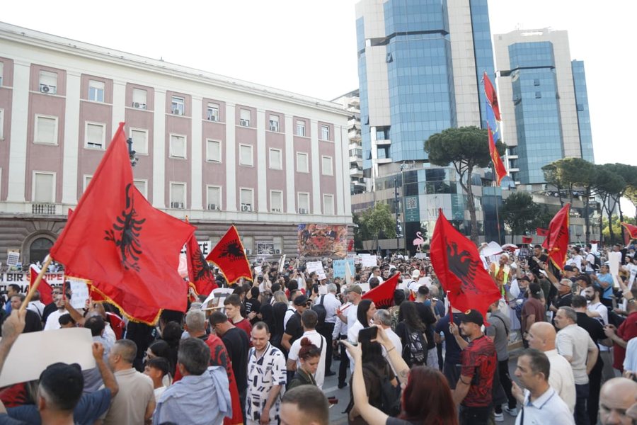 &ldquo;Pa dor&euml;heqje s&rsquo;ka dialog&rdquo;, protestuesit i