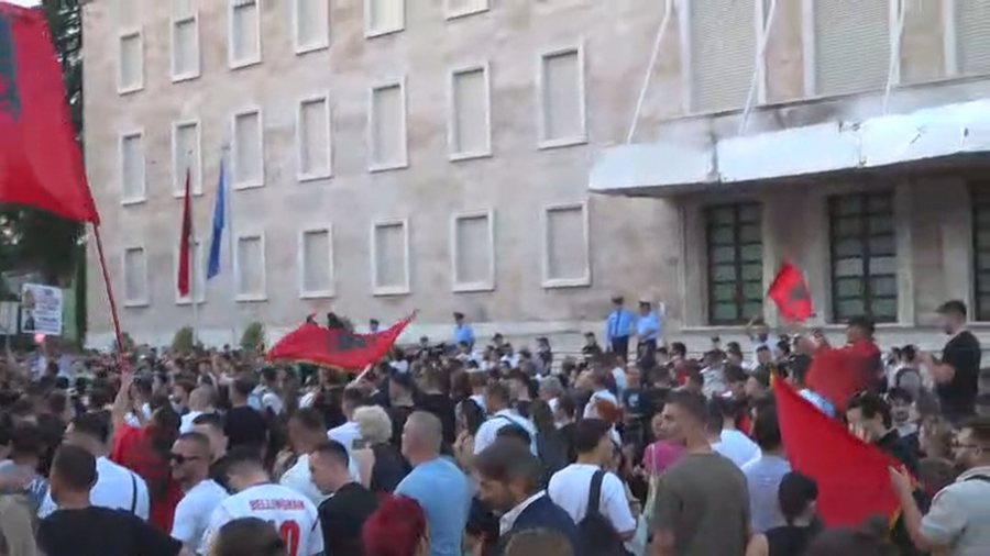 &ldquo;Ke 24 or&euml; koh&euml; p&euml;r t&euml; ikur nga pushteti!&rdquo; Rama