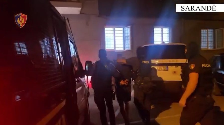 Eksploziv makin&euml;s n&euml; Sarand&euml;, arrestohet 21-vje&ccedil;ari