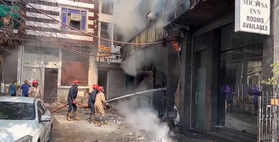 Zjarr i p&euml;rmasave t&euml; m&euml;dha n&euml; Nju Delhi, mbi 21 viktima