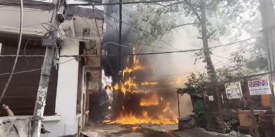 Zjarr i p&euml;rmasave t&euml; m&euml;dha n&euml; Nju Delhi, mbi 21 viktima