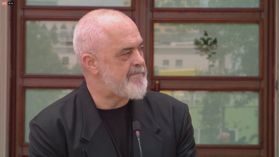 Protestuesit k&euml;rkojn&euml; dor&euml;heqjen, Rama: Film i vjet&euml;r,