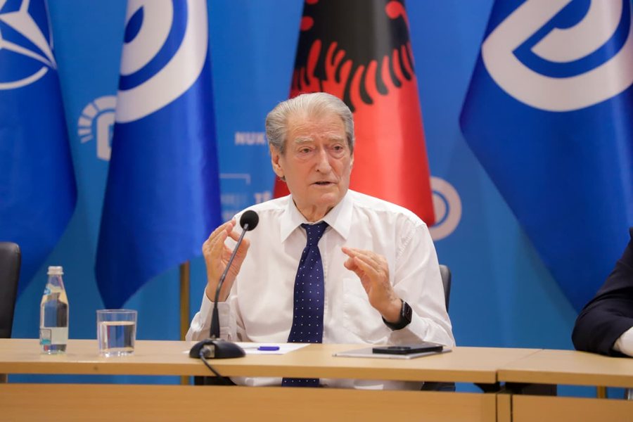 Berisha p&euml;r Zv&euml;rnecin: Telat me gjemba i ka urdh&euml;ruar vet&euml;