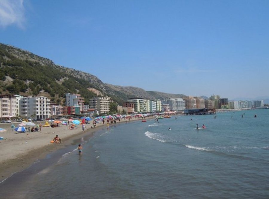 E r&euml;nd&euml; n&euml; Sh&euml;ngjin, 4 t&euml; rinj merren nga dallg&euml;t,