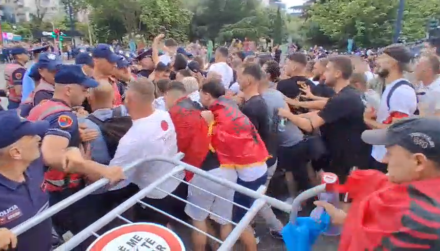 Tensione n&euml; Bulevard, protestuesit &ccedil;ajn&euml; kordonin e