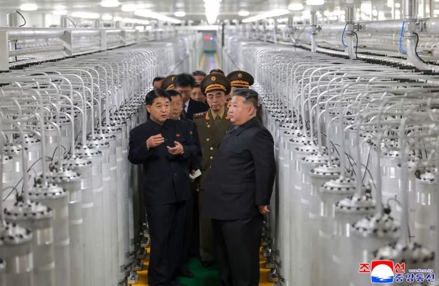 Kim Jong Un inspekton centralin e ri b&euml;rthamor, planifikon rritje