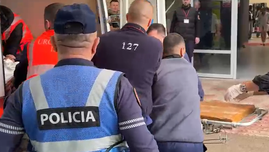 Vrau nj&euml; polic dhe plagosi nj&euml; tjet&euml;r, autori mb&euml;rrin
