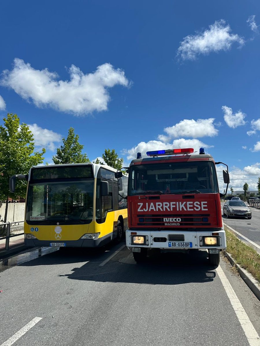 Merr flak&euml; autobusi n&euml; Durr&euml;s