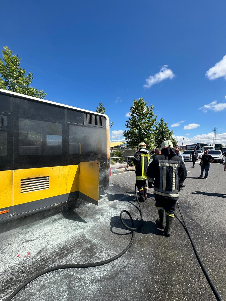 Merr flak&euml; autobusi n&euml; Durr&euml;s