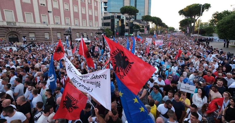 Mbahet protesta e pest&euml; nga qytetar&euml;t para Kryeministris&euml;