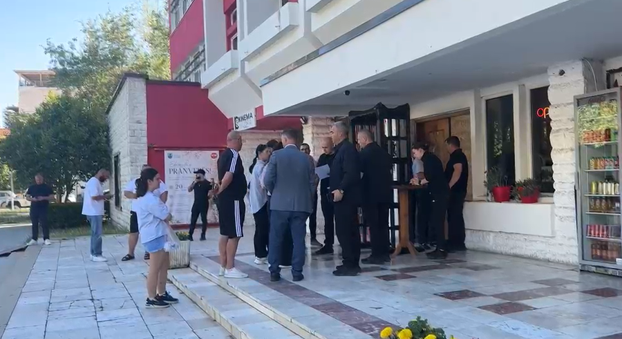 Rama pritet t&euml; mb&euml;rrij&euml; n&euml; Vlor&euml;, forca t&euml; shumta