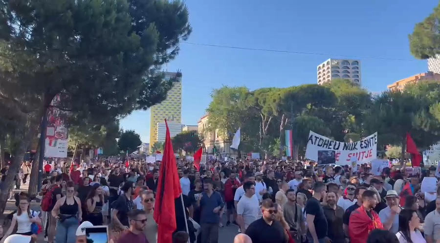 Dita e gjasht&euml; e protest&euml;s, qytetar&euml;t marshojn&euml; drejt