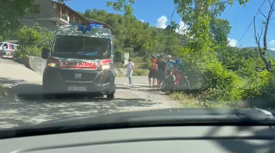 Turisti gjerman aksidentohet r&euml;nd&euml; n&euml; P&euml;rmet, ambulanca