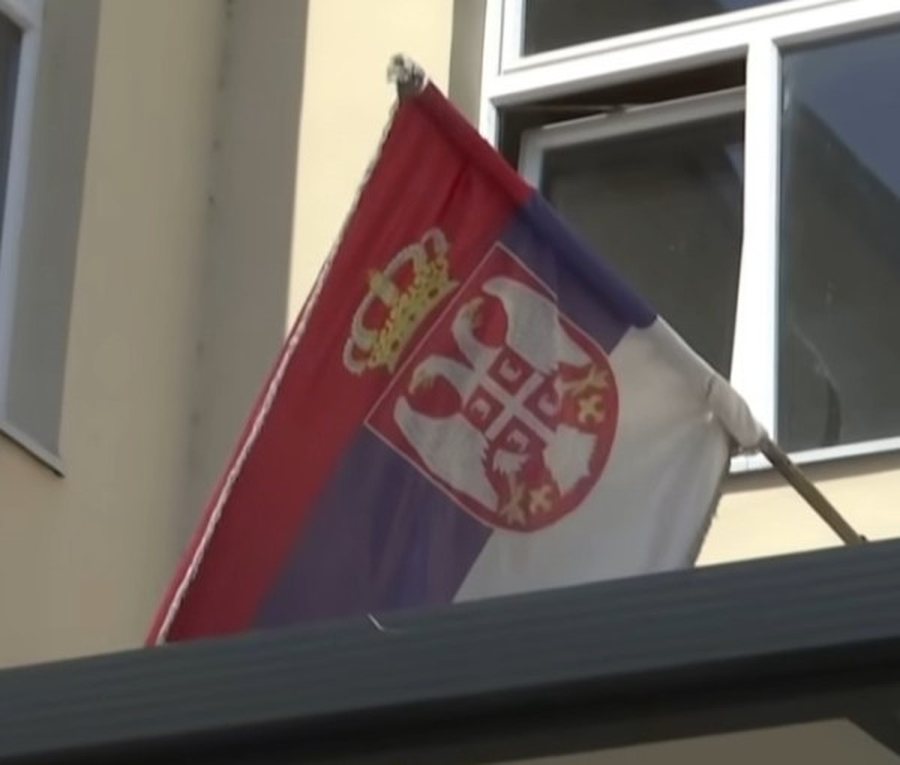 Largohet flamuri i Serbis&euml; n&euml; Qendr&euml;n e Votimit n&euml; Pej&euml;