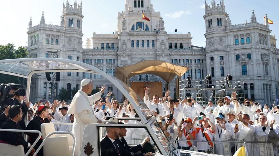 Papa n&euml; Madrid, mbi 1 milion besimtar&euml; mbush&euml;n rrug&euml;t