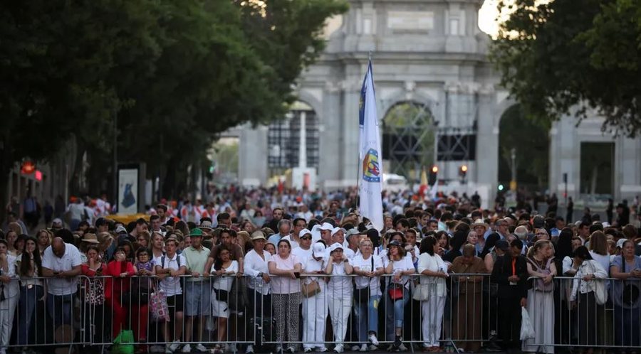 Papa n&euml; Madrid, mbi 1 milion besimtar&euml; mbush&euml;n rrug&euml;t